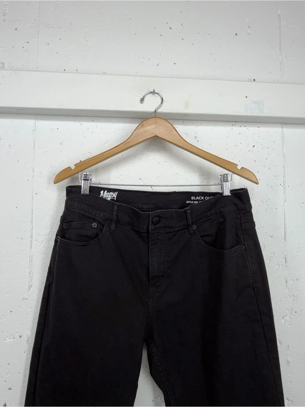 MUGSY Men’s size 34 x 29 Black Out Relaxed Fit Stretch Jeans
